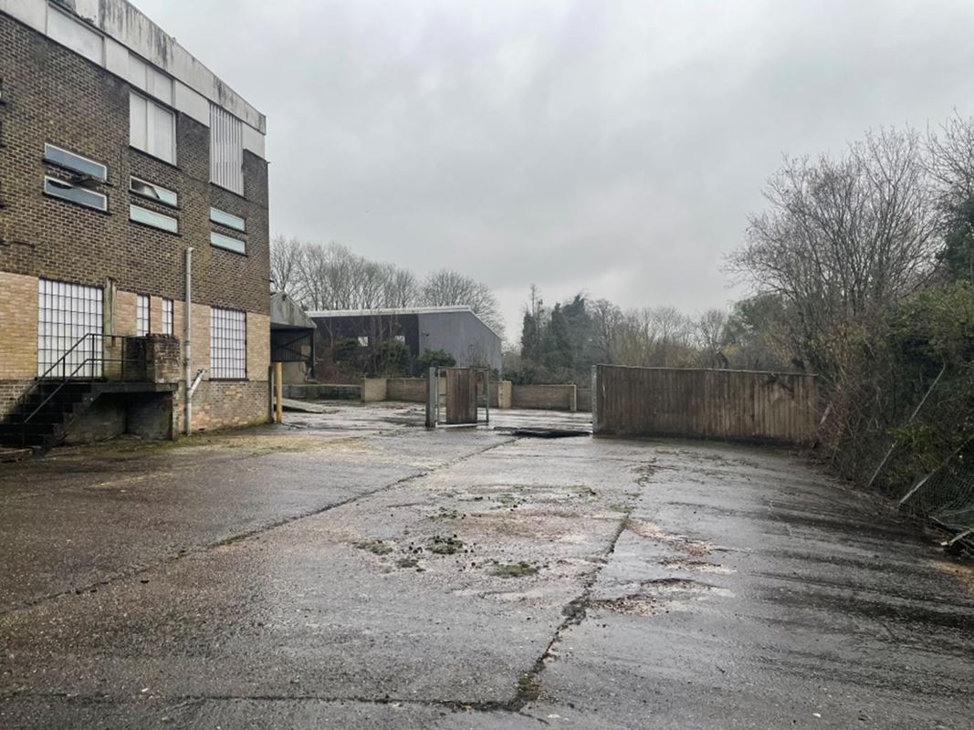 16,925 Sq Ft , 52, Evingar Road RG28 - Available