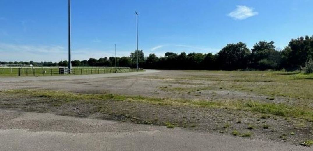 10 acres , Kempton Park Racecourse, Staines Road East TW16 - Available