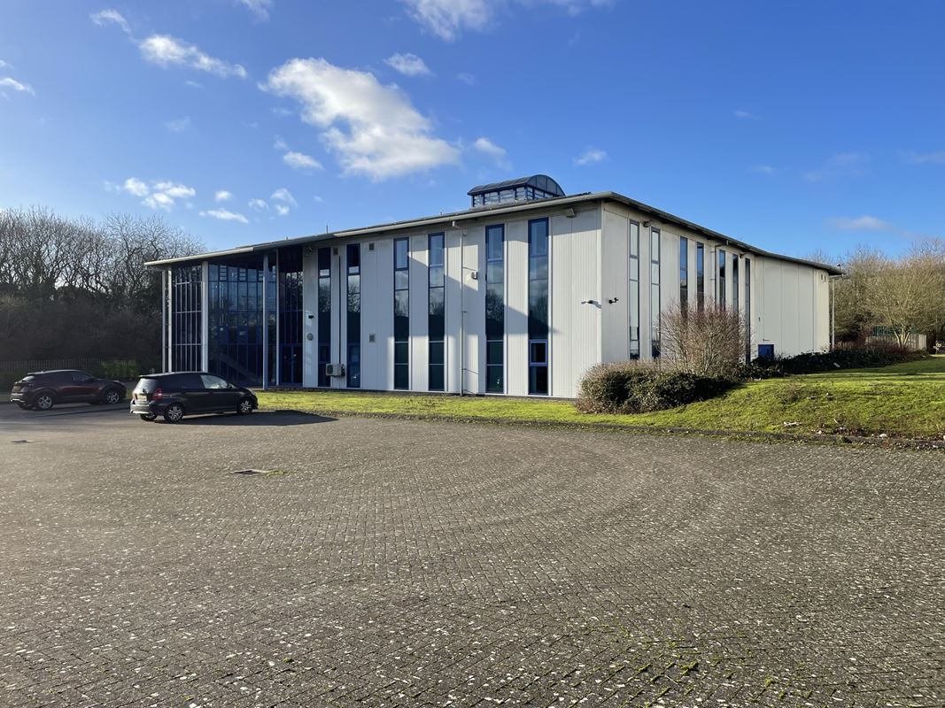 9,480 Sq Ft , Book End OX29 - Under Offer