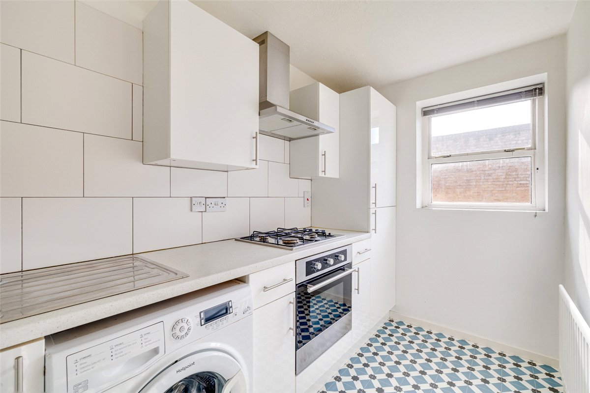 1 bedroom flat, Dovecote Gardens, London SW14