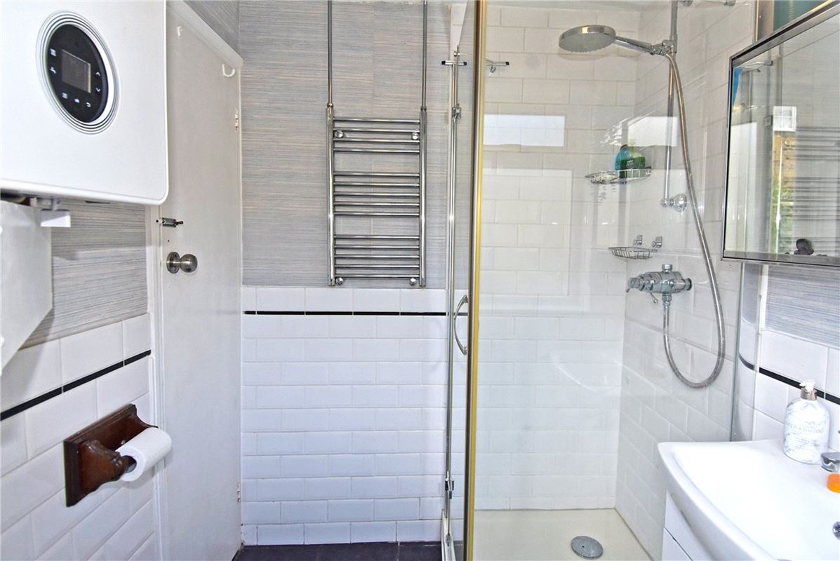 2 bedroom cottage, Field View Cottage, Craig Road TW10 - Let Agreed