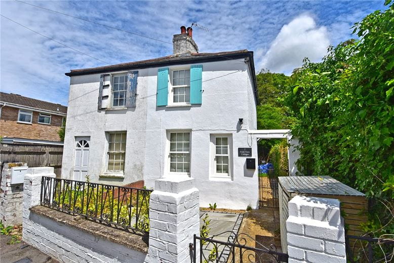 2 bedroom cottage, Field View Cottage, Craig Road TW10 - Let Agreed