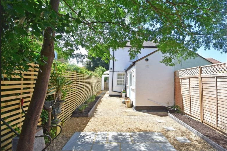 2 bedroom cottage, Field View Cottage, Craig Road TW10 - Let Agreed