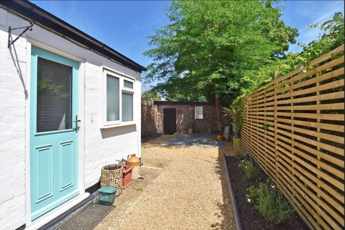 2 bedroom cottage, Field View Cottage, Craig Road TW10 - Let Agreed