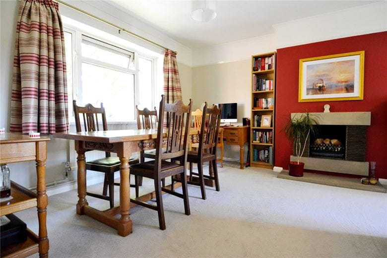 3 bedroom flat, Beaufort Court, Beaufort Road TW10 - Available