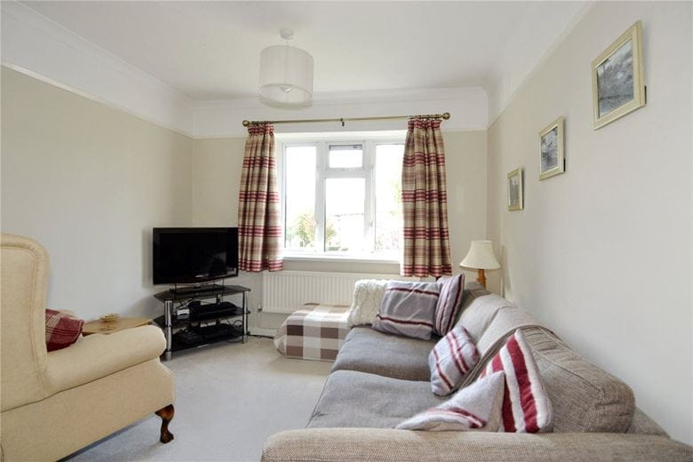 3 bedroom flat, Beaufort Court, Beaufort Road TW10 - Available