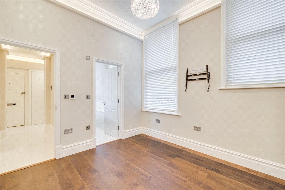 2 bedroom flat, Petersham Road, Richmond TW10 - Let Agreed