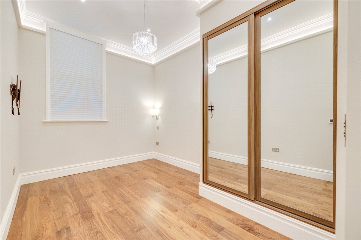 2 bedroom flat, Petersham Road, Richmond TW10 - Let Agreed