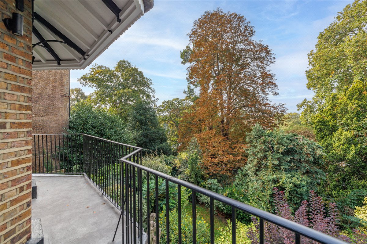 2 bedroom flat, Petersham Road, Richmond TW10 - Let Agreed