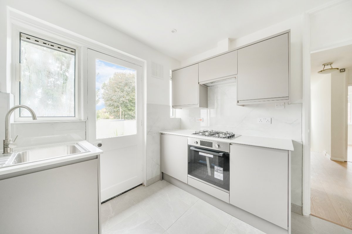 3 bedroom maisonette, Ham Street, Richmond TW10 - Available