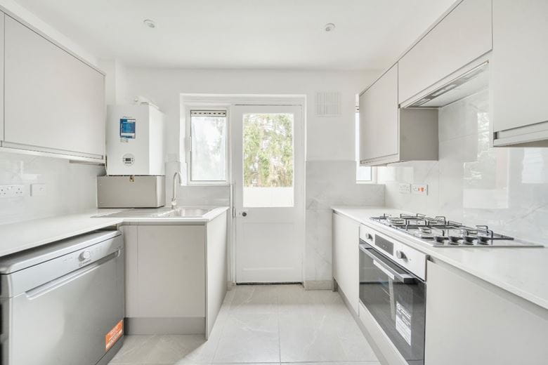 3 bedroom maisonette, Ham Street, Richmond TW10 - Available