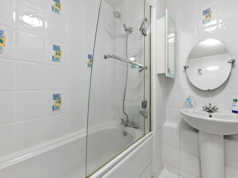 2 bedroom flat, Eaton Drive, Kingston upon Thames KT2