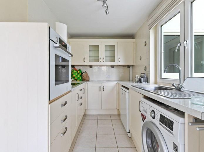 2 bedroom flat, Eaton Drive, Kingston upon Thames KT2