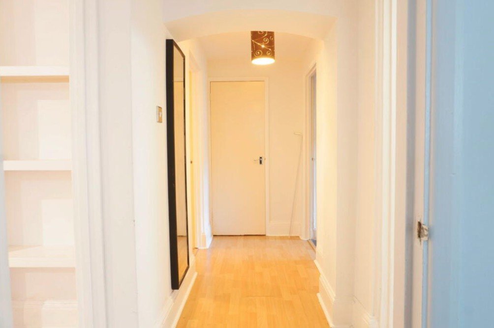 1 bedroom flat, Portsmouth Road, Esher KT10