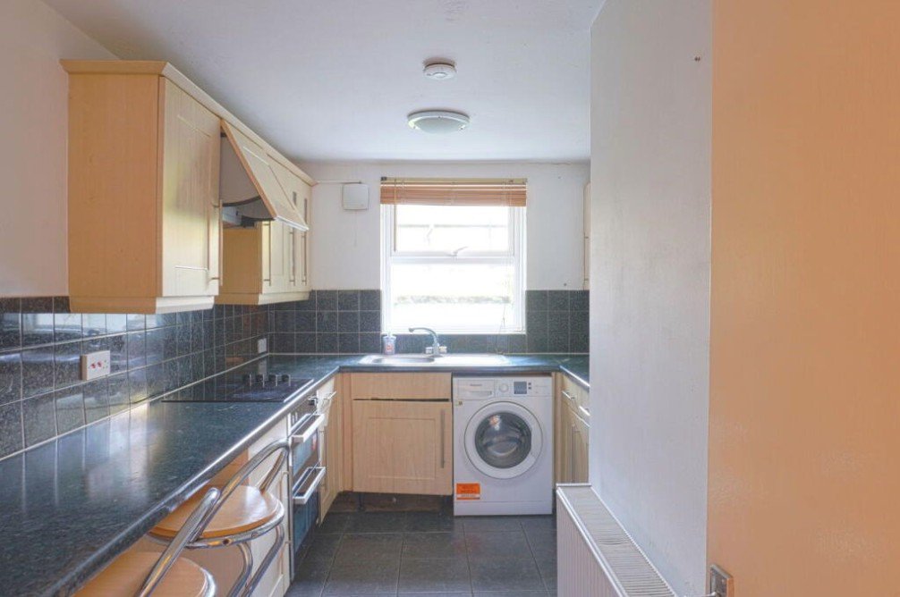 1 bedroom flat, Portsmouth Road, Esher KT10