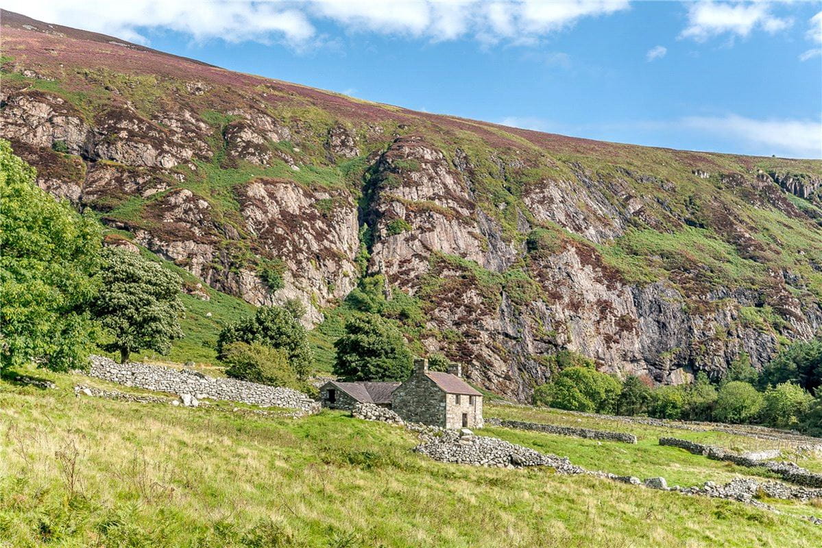 329 acres House, Llithfaen, Pwllheli LL53 - Available