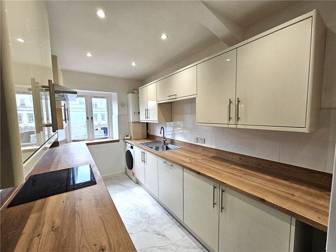 3 bedroom flat, Caxton Court, Grove Street BA2 - Let Agreed