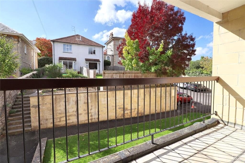 2 bedroom flat, High Street, Weston BA1 - Available