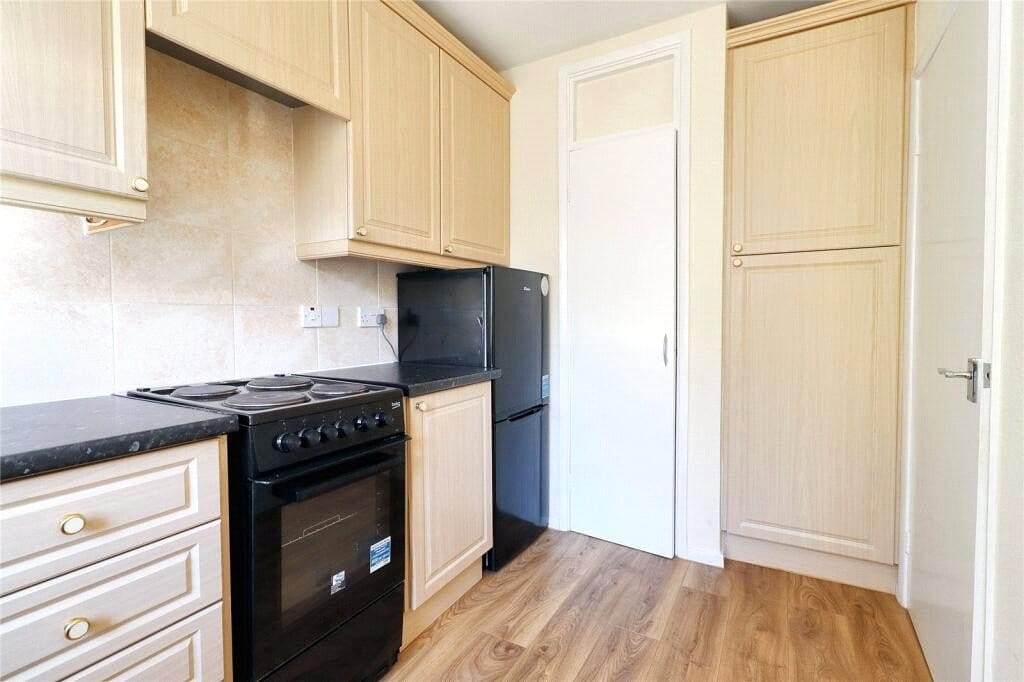 2 bedroom flat, High Street, Weston BA1 - Available