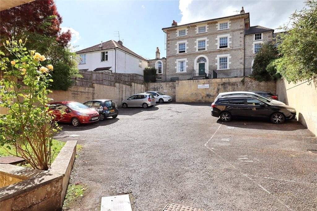 2 bedroom flat, High Street, Weston BA1 - Available