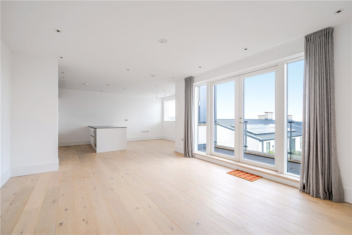 2 bedroom flat, Granville Court, Granville Road BA1 - Available