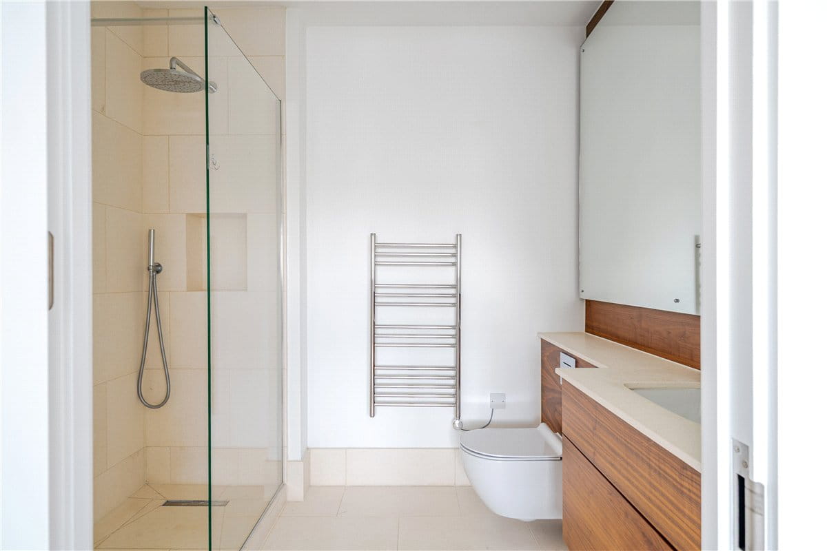 2 bedroom flat, Granville Court, Granville Road BA1 - Available