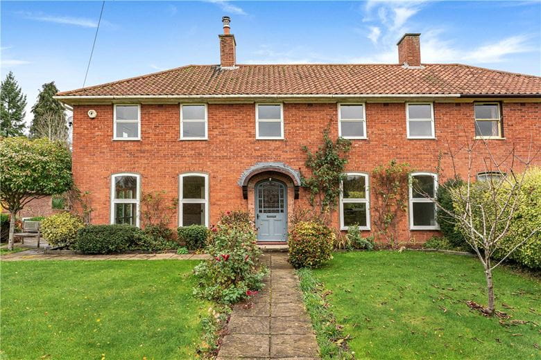 3 bedroom house, Vicarage Road, Stoneleigh CV8 - Available