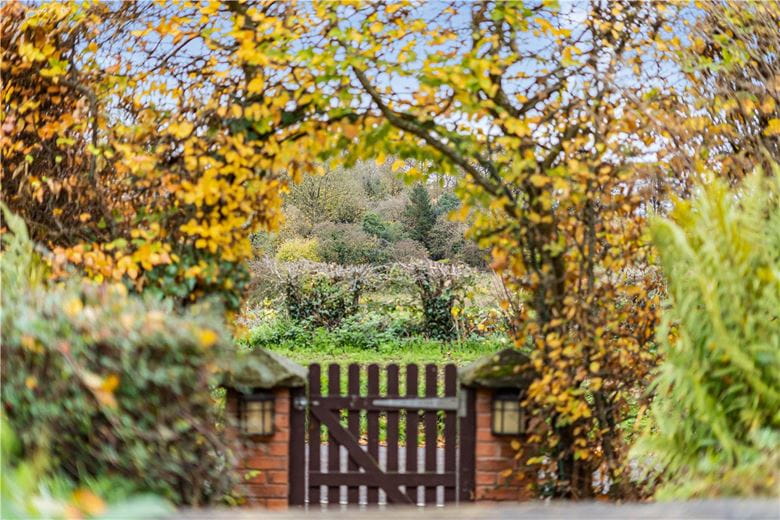 3 bedroom house, Vicarage Road, Stoneleigh CV8 - Available