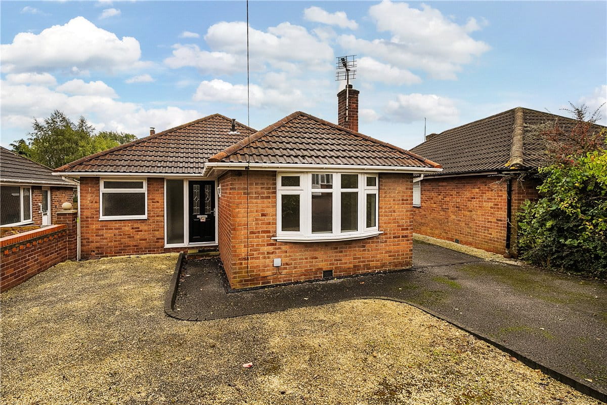 3 bedroom bungalow, Cherry Tree Road, Wales S26 - Available