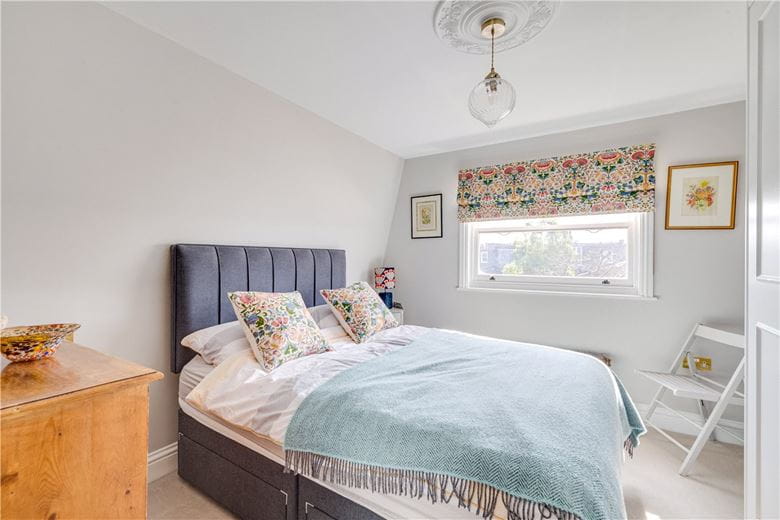 3 bedroom flat, Queensmill Road, London SW6 - Available
