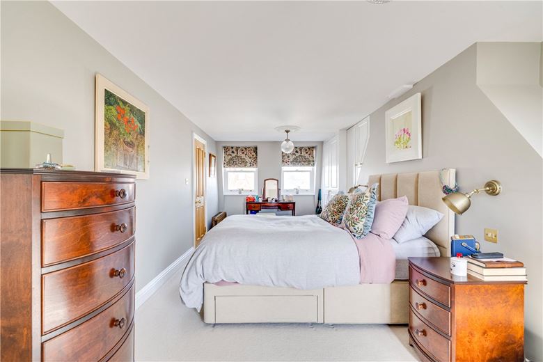 3 bedroom flat, Queensmill Road, London SW6 - Available