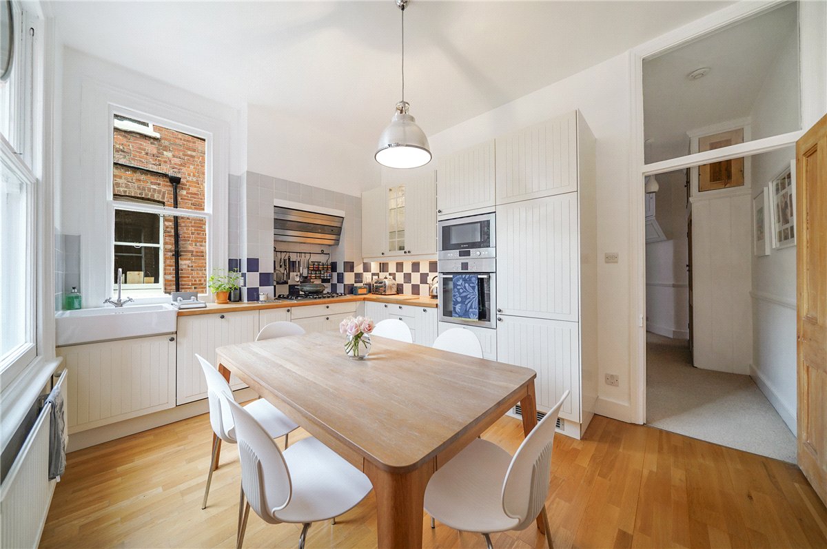 3 bedroom flat, Bishops Mansions, Fulham SW6 - Available