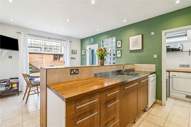 2 bedroom flat, Wingrave Road, London W6 - Available