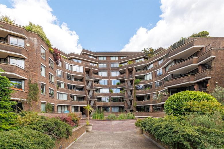 1 bedroom flat, Stevenage Road, London SW6 - Available