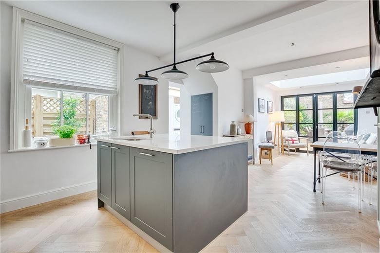 2 bedroom flat, Fulham Palace Road, London SW6 - Available