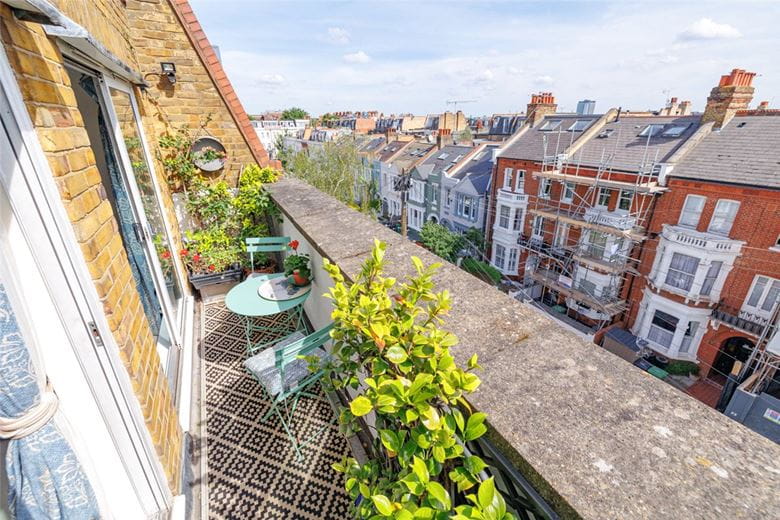 3 bedroom flat, Oxberry Avenue, London SW6 - Available