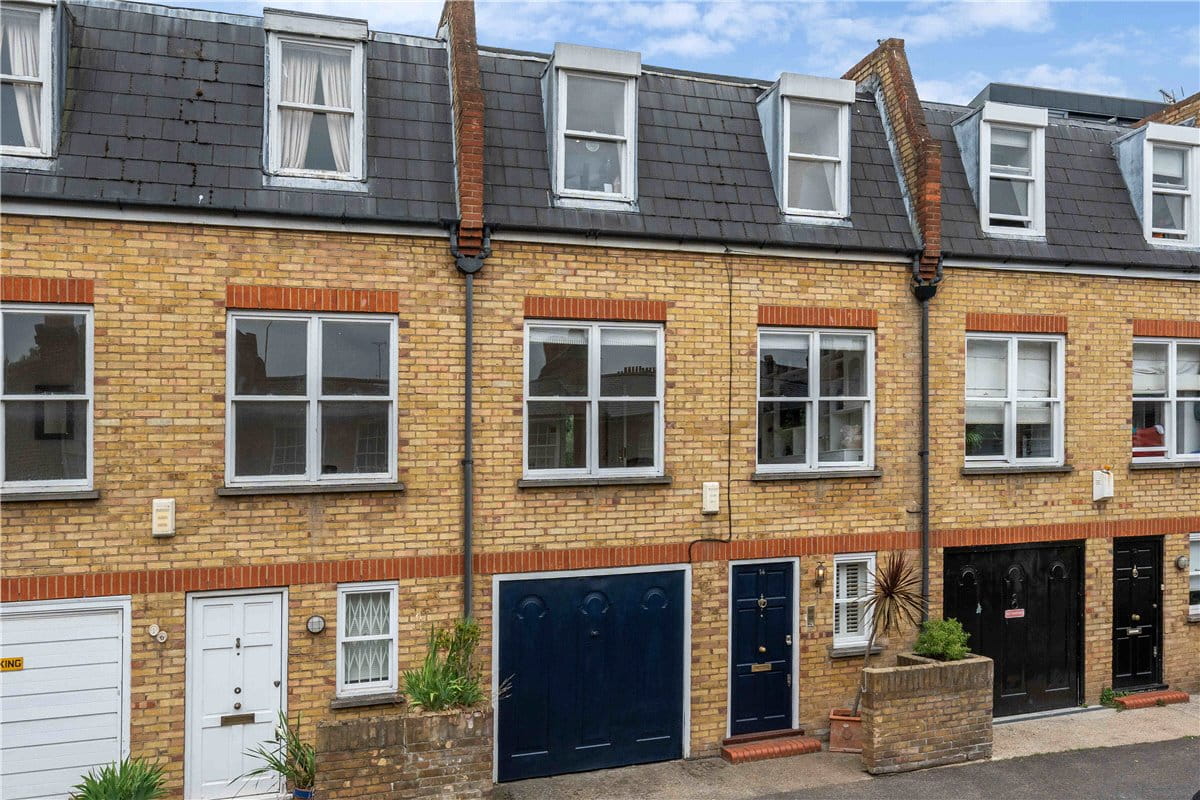 3 bedroom house, Burlington Road, London SW6 - Available