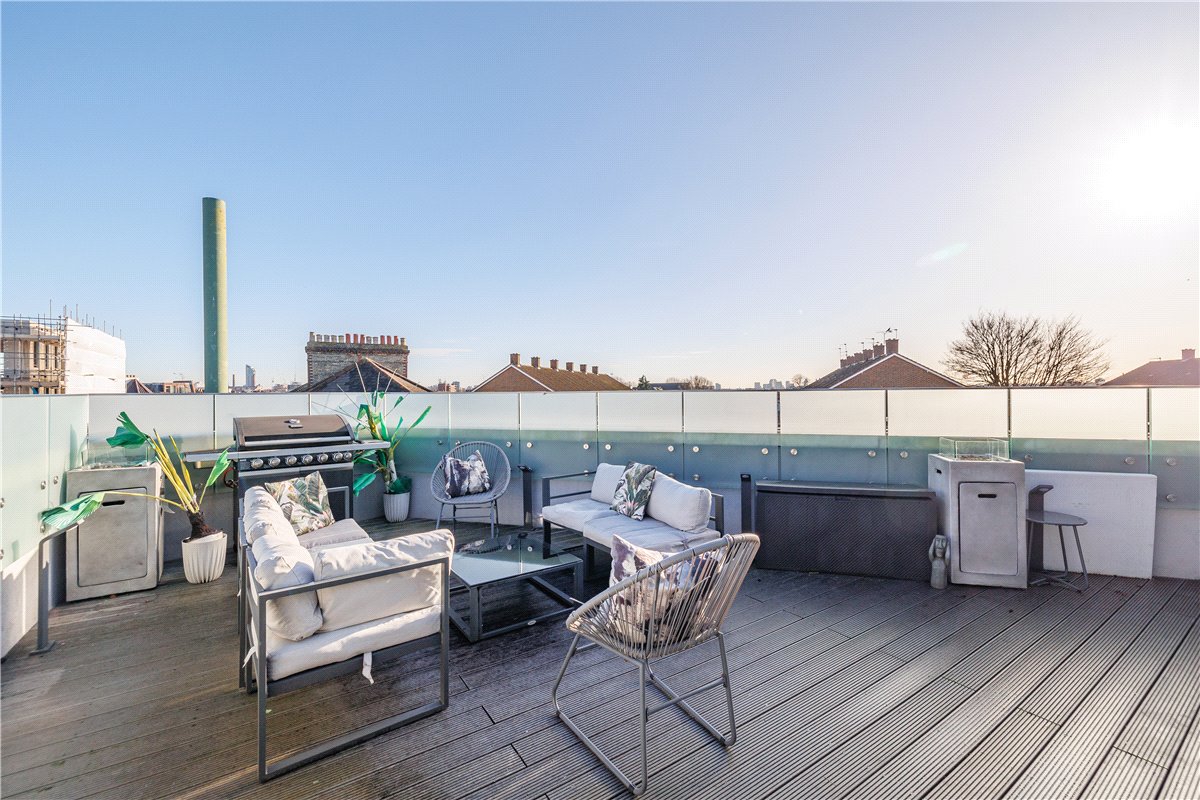 3 bedroom flat, Hannell Road, London SW6 - Available