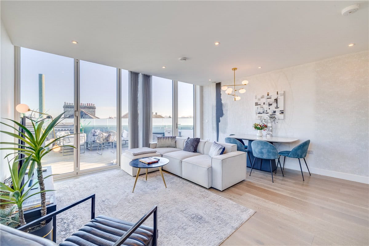 3 bedroom flat, Hannell Road, London SW6 - Available