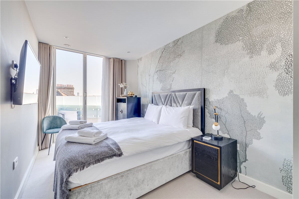 3 bedroom flat, Hannell Road, London SW6 - Available