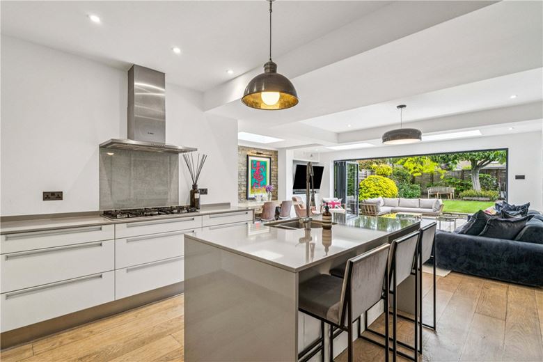 3 bedroom flat, Greswell Street, London SW6 - Available