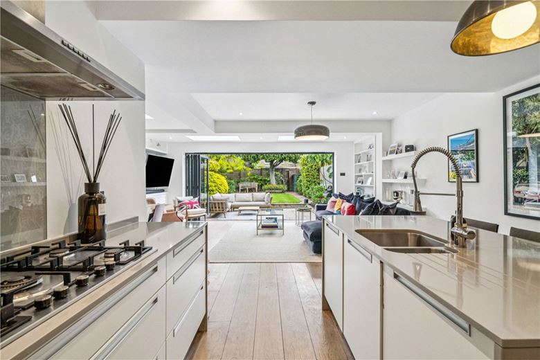 3 bedroom flat, Greswell Street, London SW6 - Available