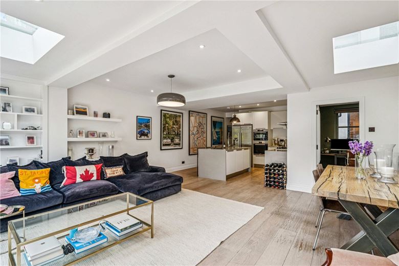 3 bedroom flat, Greswell Street, London SW6 - Available