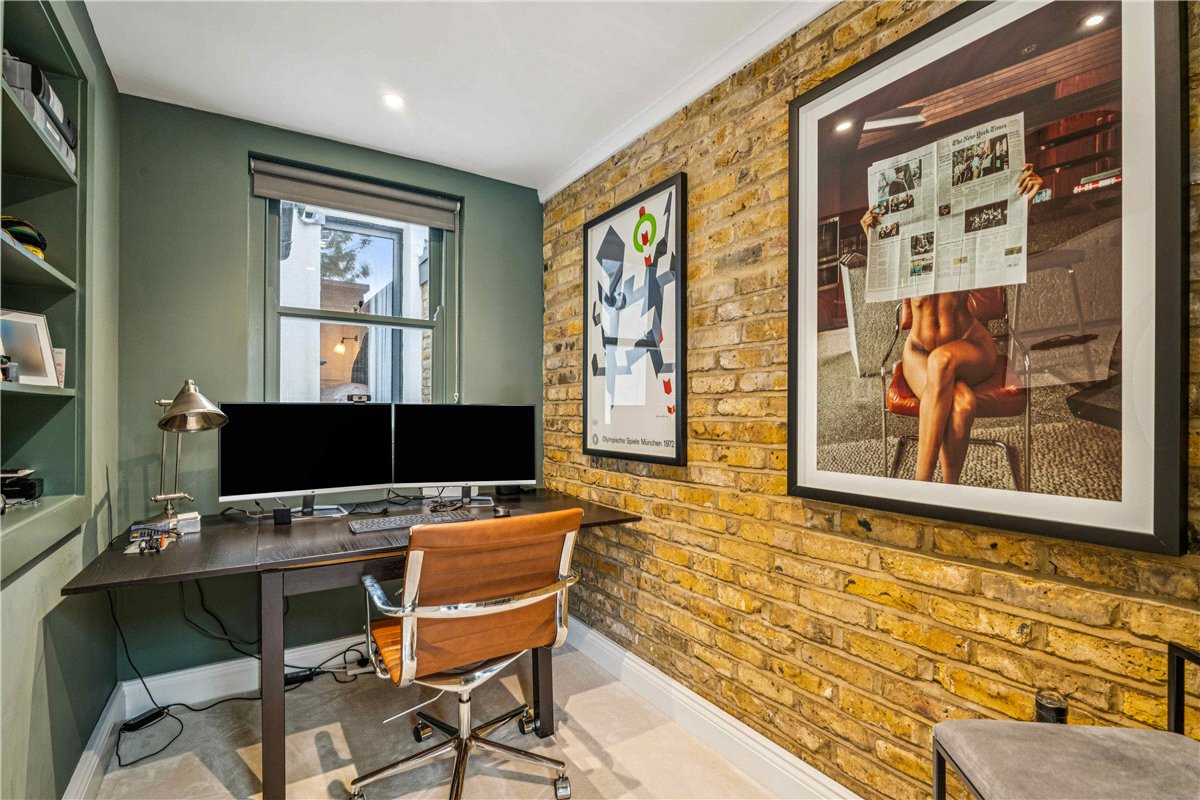 3 bedroom flat, Greswell Street, London SW6 - Available