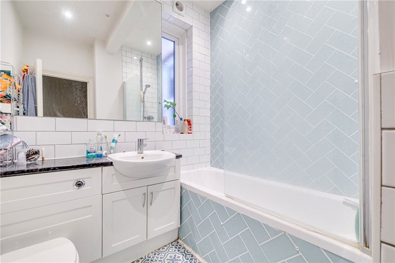 2 bedroom flat, Vera Road, London SW6 - Available