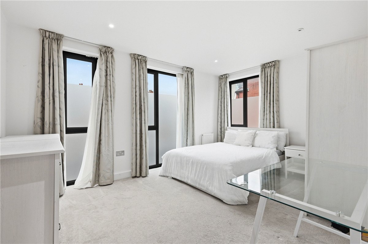 3 bedroom flat, Lillie Road, London SW6 - Available