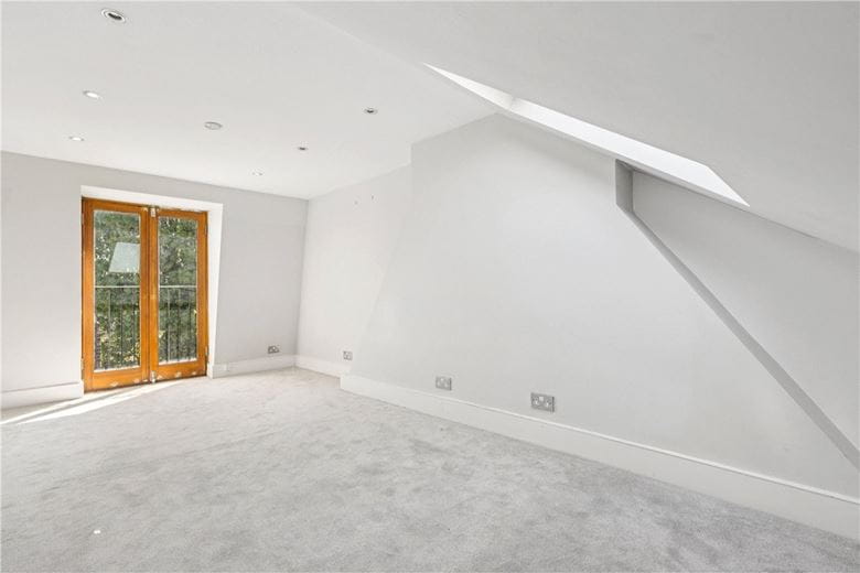 3 bedroom flat, Kenyon Street, London SW6 - Available