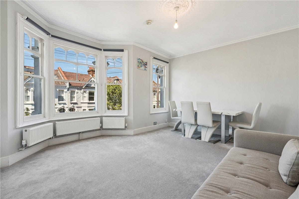 3 bedroom flat, Kenyon Street, London SW6 - Available