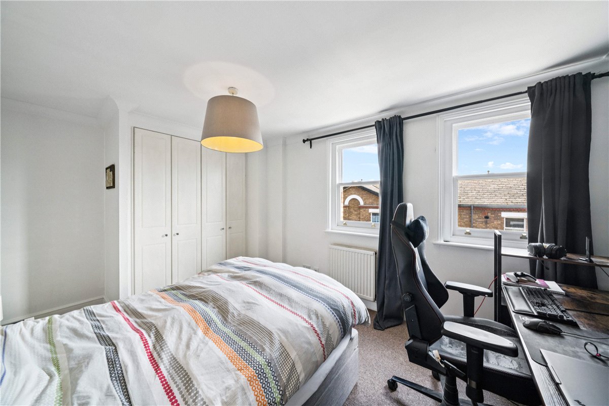 1 bedroom flat, Marryat Square, Wyfold Road SW6 - Available