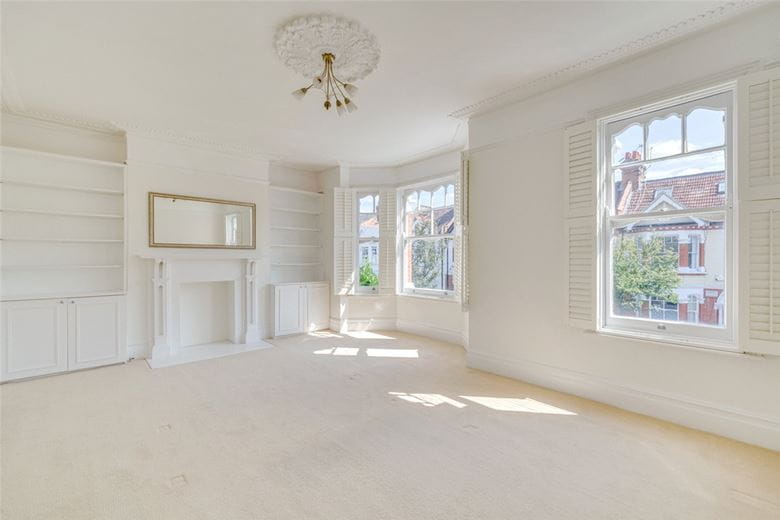 3 bedroom flat, Harbord Street, Fulham SW6 - Available